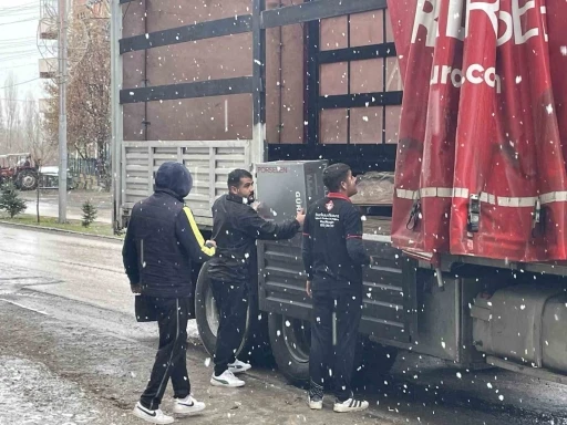 Malazgirt’e nisan ayında yağan kar şaşırttı
