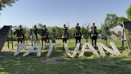 Malazgirt etkinlikleri öncesi atlı polislerden Tatvan’da devriye
