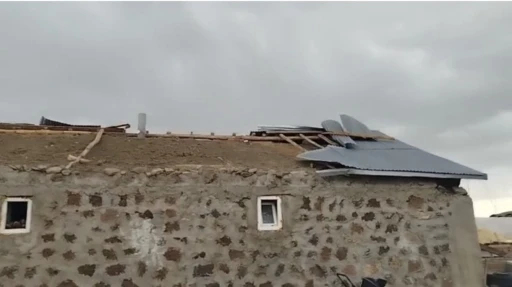 Malazgirt’te etkili olan fırtına ev ve ahırların çatısını uçurdu
