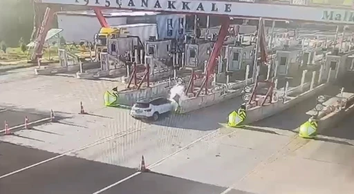Malkara&rsquo;da &Ccedil;anakkale otoyolu gişelerinde otomobil bariyere &ccedil;arptı: 1 &ouml;l&uuml;, 1 yaralı
