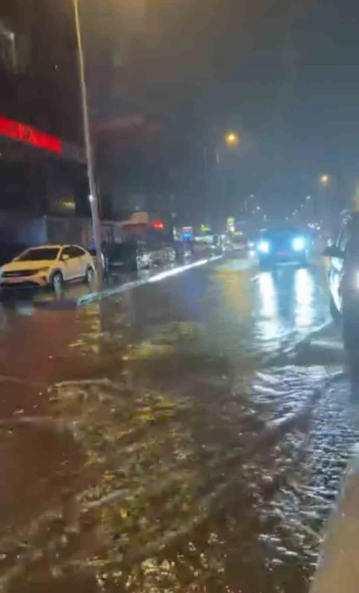 Maltepe&rsquo;de aniden bastıran sağanak yağış caddeyi g&ouml;le &ccedil;evirdi
