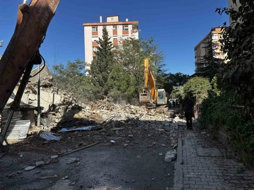 Maltepe’de faciadan dönüldü: 11 katlı bina yıkım sırasında çöktü

