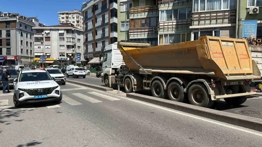 Maltepe’de hafriyat kamyonu yaya geçidindeki çifte çarptı
