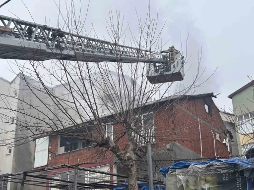 Maltepe&rsquo;de korkutan &ccedil;atı yangını: 2 kişi tahliye edildi
