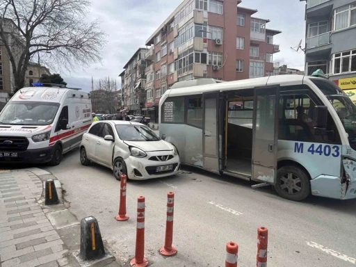 Maltepe&rsquo;de minib&uuml;s araca &ccedil;arptı: Kaza anı kamerada
