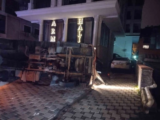 Maltepe&rsquo;de moloz y&uuml;kl&uuml; kamyonet otomobilin &uuml;zerine devrildi
