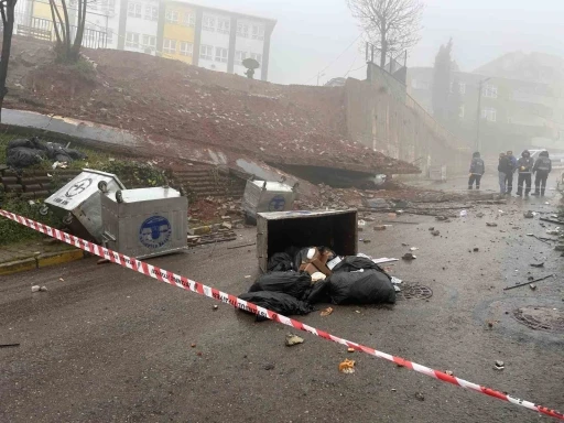 Maltepe&rsquo;de okulun istinat duvarı &ccedil;&ouml;kt&uuml;: Ara&ccedil; kullanılamaz hale geldi
