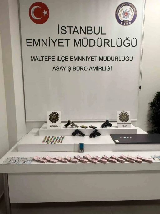 Maltepe&rsquo;de uyuşturucu operasyonu: Manyetik kartlı zuladan y&uuml;kl&uuml; miktarda para ve silah &ccedil;ıktı

