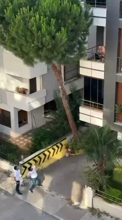 Maltepe&rsquo;de vatandaşlar kadına şiddete kayıtsız kalmadı: Balkondaki adama taş yağdırdı
