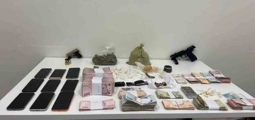 Maltepe&rsquo;de zula evine operasyon: Kilolarca uyuşturucu ve nakit para ele ge&ccedil;irildi
