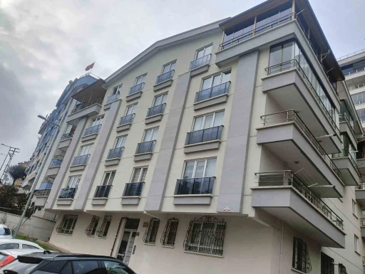 Mamak&rsquo;taki toprak kayması apartmanların yıkılma riskini artırdı
