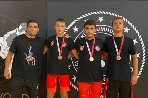 Manavgat Belediyesi Güreş Kulübü’nde minik sporculardan madalya yağmuru
