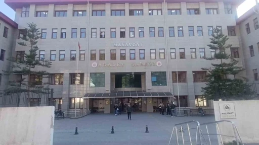 Manavgat Belediyesine y&ouml;nelik yolsuzluk davasında sanıklar 3. kez hakim karşısında
