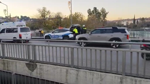 Manavgat K&ouml;pr&uuml;s&uuml;&rsquo;nde devrilerek otomobile &ccedil;arpan motosikletli yaralandı
