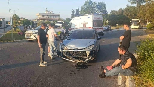 Manavgat’ta 2 otomobil çarpıştı: 3 yaralı
