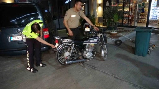 Manavgat’ta abartılı egzozlu ehliyetsiz iki motosikletliye 100 bin TL üzerinde ceza
