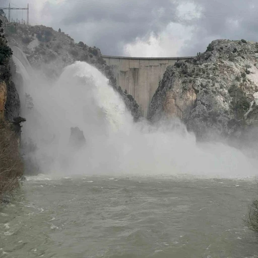 Manavgat&rsquo;ta barajda taşkın riskine karşı su tahliyesi
