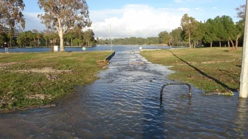 Manavgat&rsquo;ta dev dalgalar Titreyeng&ouml;l&rsquo;&uuml; denizle birleştirdi
