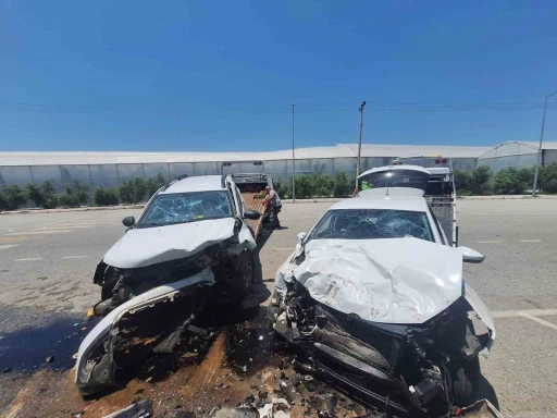 Manavgat’ta iki araç kafa kafaya çarpıştı: 4 yaralı
