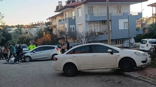 Manavgat&rsquo;ta iki otomobil kavşakta &ccedil;arpıştı: 2 yaralı
