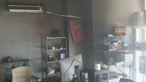 Manavgat&rsquo;ta işyeri yangını ucuz atlatıldı
