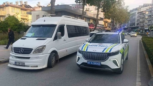 Manavgat&rsquo;ta motosiklet ile minib&uuml;s &ccedil;arpıştı: 1 yaralı
