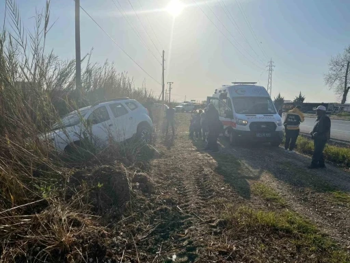 Manavgat&rsquo;ta otomobil tarlaya u&ccedil;tu, s&uuml;r&uuml;c&uuml; kazayı burnu bile kanamadan atlattı
