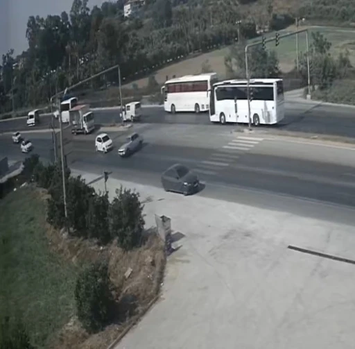 Manavgat’ta otomobilin U dönüşü sonrası kaza anı kamerada
