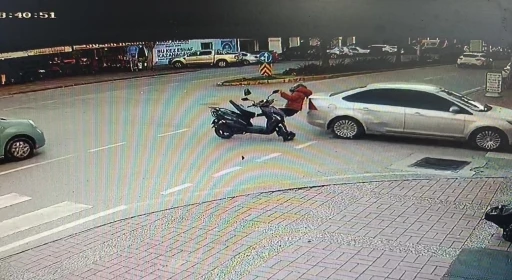 Manavgat&rsquo;ta otomobille &ccedil;arpışan motosiklet s&uuml;r&uuml;c&uuml;s&uuml; yaralandı
