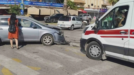 Manavgat&rsquo;ta otomobiller &ccedil;arpıştı, s&uuml;r&uuml;c&uuml;ler yaralandı
