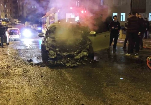 Manavgat&rsquo;ta seyir halindeki otomobil alev alev yandı
