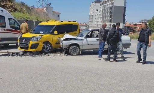 Manavgat&rsquo;ta taksi ile otomobil &ccedil;arpıştı: 2 yaralı
