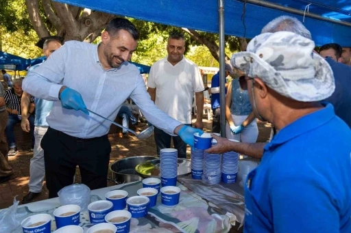 Manavgat’ta vatandaşlara aşure ikram edildi
