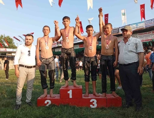 Manavgatlı minik güreşçiler çifte madalyayla döndü
