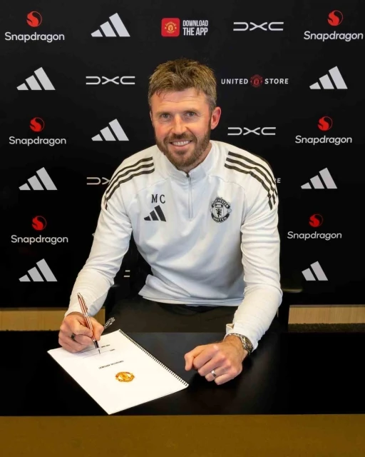 Manchester United, 2 yıl daha Michael Carrick&rsquo;e emanet
