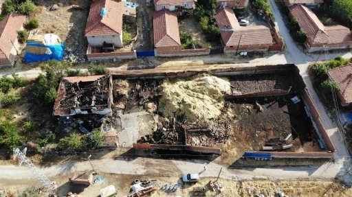 Mandıra yangınında ev ve ahır küle döndü, 1 koyun ve yavrusu telef oldu
