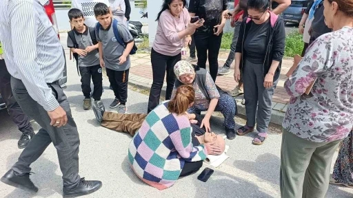 Manevra yapan &ouml;ğrenci servisi g&ouml;rme engelli yayaya &ccedil;arptı, eşi g&ouml;zyaşlarına boğuldu
