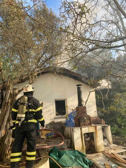 Mangal için yakılan barbekü çatı yangınına neden oldu
