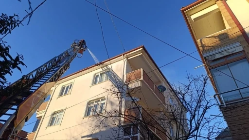 Mangal yakmak isterken &ccedil;atıyı ateşe verdi
