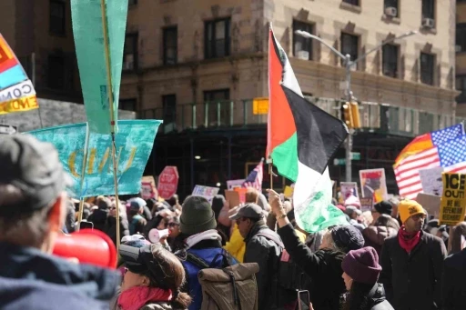 Manhattan&rsquo;da "Krallara Hayır" protestosunda on binlerce kişi y&uuml;r&uuml;d&uuml;
