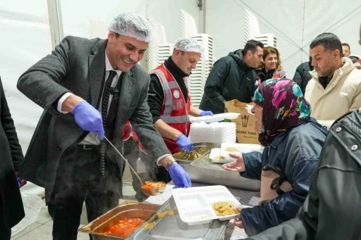 Manisa Büyükşehir Belediyesinden 10 bini aşkın kişiye sıcak yemek desteği
