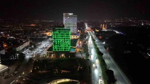 Manisa B&uuml;y&uuml;kşehir Belediyesinden Tıp Bayramı&rsquo;na &ouml;zel ışıklandırma
