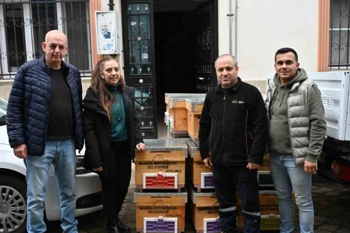 Manisa B&uuml;y&uuml;kşehir&rsquo;den sel mağduru arıcıya kovan desteği
