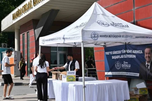 Manisa B&uuml;y&uuml;kşehir&rsquo;den YKS adaylarına su ve limonata ikramı
