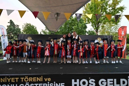 Manisa B&uuml;y&uuml;kşehir&rsquo;in minikleri yıl sonu g&ouml;sterisinde alkış topladı
