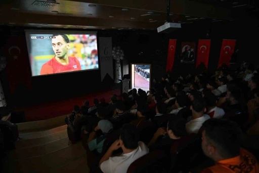 Manisa CB&Uuml; &ouml;ğrencileri milli ma&ccedil;ı hep birlikte izledi
