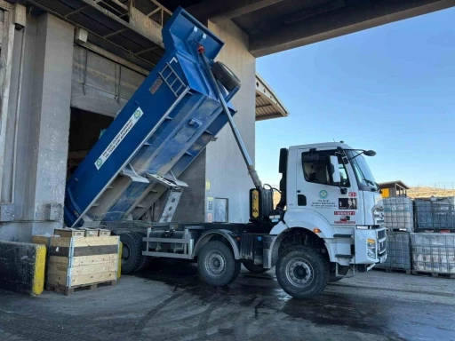 Manisa&rsquo;da 15 ton atık ila&ccedil; doğaya karışmadan imha edildi
