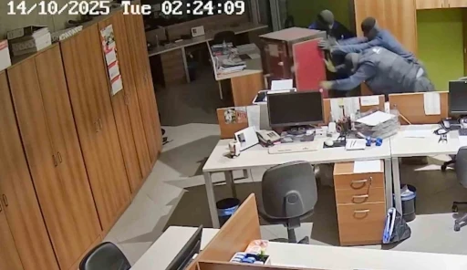 Manisa&rsquo;da 2 milyon avroluk soygun kamerada: &Ccedil;elik kasayı metrelerce s&uuml;r&uuml;klediler
