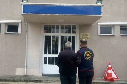 Manisa’da 27 yıl hapisle aranan dolandırıcı sahte kimlikle yakalandı
