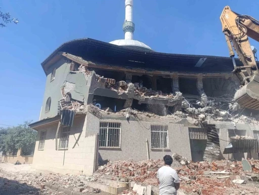 Manisa&rsquo;da 28 yıllık cami yıkılıyor
